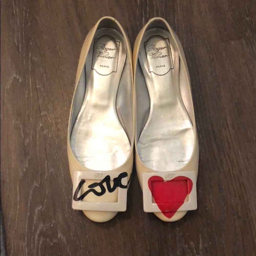 Roger viver love buckle flats